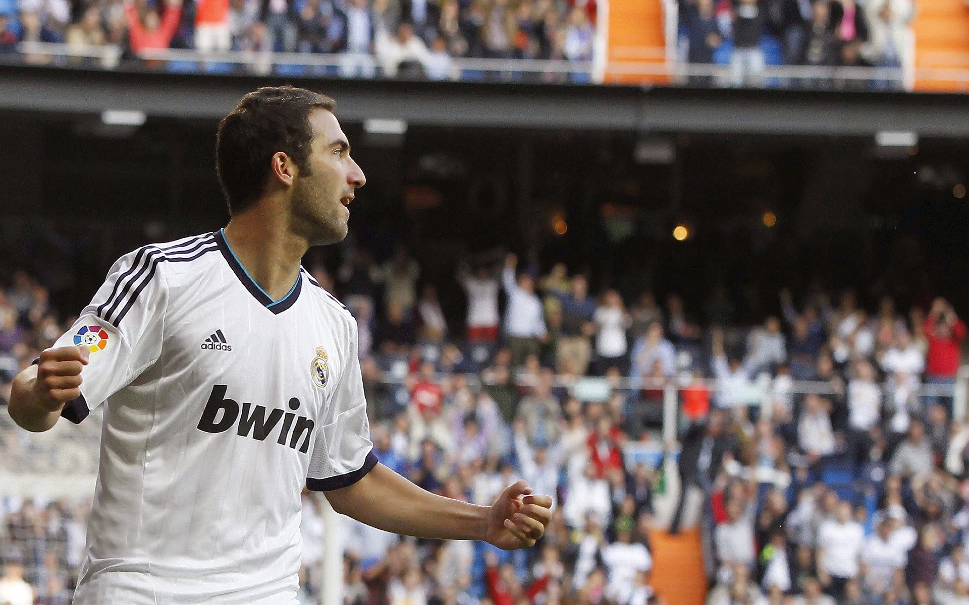 梅西第七次捧起金球奖 创历史新纪录